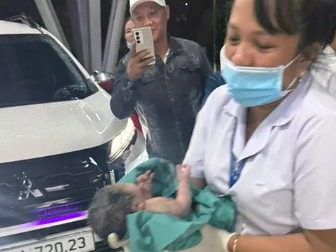 Sản phụ sinh con trên xe khách, may mắn được CSGT hỗ trợ nên an toàn