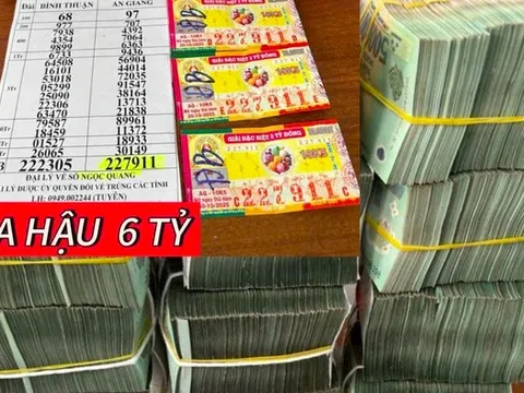 Mua 3 tờ vé trúng độc, người phụ nữ 50 tuổi vác balo đến nhận tiền tỷ, người thân đi cùng rất đông