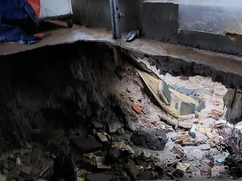 CLIP: Mưa lớn, xuất hiện hố sụp ở khu chung cư tại Đà Nẵng