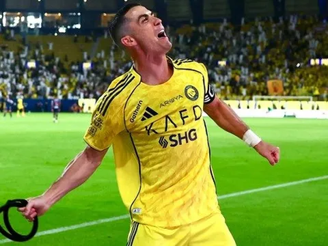 Ronaldo 40 tuổi vẫn ghi bàn ầm âm, phát biểu 1 câu gây sốc