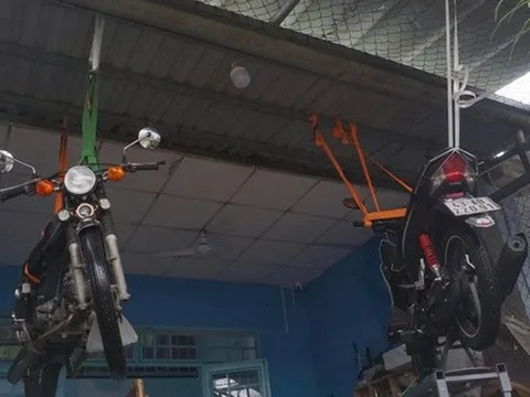 Cận cảnh xe máy treo lên trần nhà, hơn 100 hộ dân buộc phải rời nhà khẩn cấp