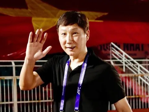 HLV Kim Sang-sik nói thẳng thói quen xấu của cầu thủ Việt Nam