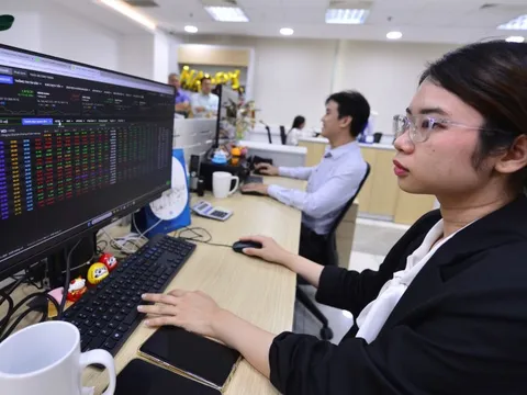 Chứng khoán tuần mới: Nhiều cổ phiếu thoát khỏi vùng quá bán, bao giờ chỉ số đảo chiều?