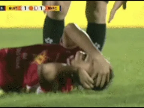 Va chạm với sao nhập tịch Việt Nam, nhà vô địch AFF Cup dính chấn thương đáng sợ, nhập viện gấp