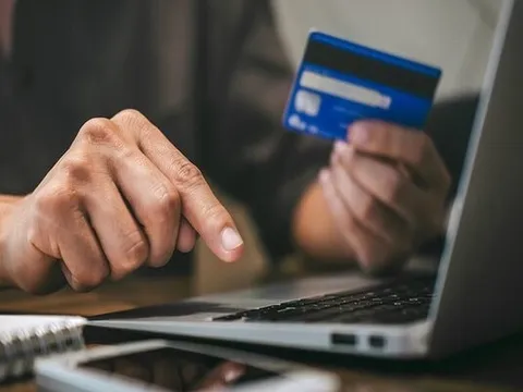 Vừa được chuyển khoản hơn 2 tỷ tiền lương thì tài khoản ngân hàng bị phong toả, công ty khởi kiện, người công nhân kiên quyết: "Tôi có quyền giữ số tiền này"