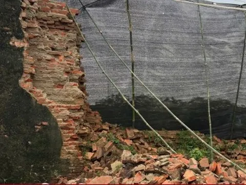 Mưa lũ lịch sử kéo sập 15 m tường Hoàng thành Huế