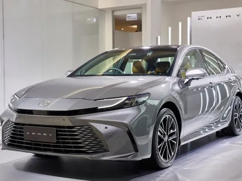 Tháng trước giảm giá 100 triệu, sang tháng 11 Toyota Camry giảm mạnh tay 150 triệu