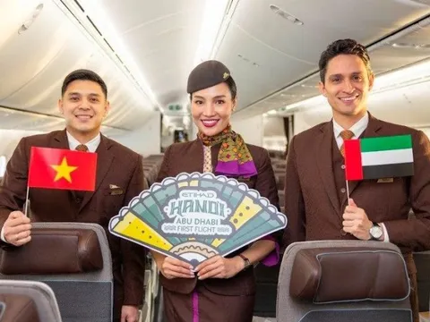 Lần đầu tiên có đường bay thẳng Hà Nội - Abu Dhabi: "Siêu máy bay" vừa xuất hiện tại Nội Bài