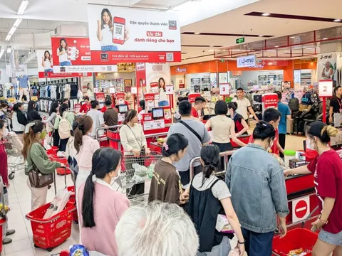 Người dân Quy Nhơn ùn ùn đi siêu thị sắm thực phẩm tránh bão Kalmaegi