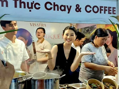 5 ngày hội ẩm thực chay trời mưa tầm tã nhưng bãi xe vẫn quá tải người đến thưởng thức