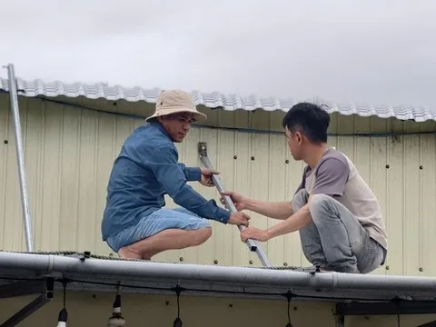 Quảng Ngãi “căng mình” trước bão số 13: Ngư dân chạy đua neo tàu, dân ven biển gia cố nhà cửa