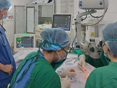 Bé trai vào viện trong tình trạng lưỡi câu vẫn còn móc vào mắt