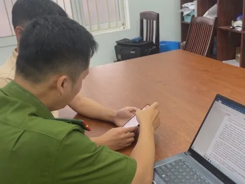 Người đàn ông chuyển khoản 18 lần tổng cộng 1,7 tỷ đồng để mua hàng, không rút được tiền lại vội trình báo công an