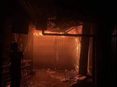 Chợ Bình Dương ở Gia Lai bất ngờ cháy lớn trong đêm, lửa khói cuồn cuộn