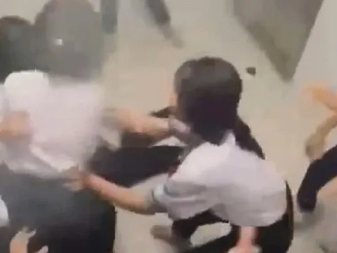 Nữ sinh bị nhóm bạn tát, đạp và quăng quật trong nhà vệ sinh trường học