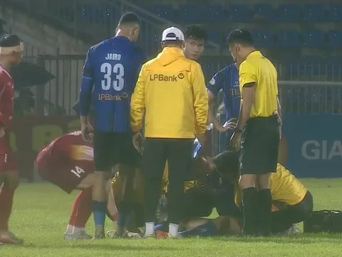 Trung vệ tuyển Việt Nam co giật trên sân