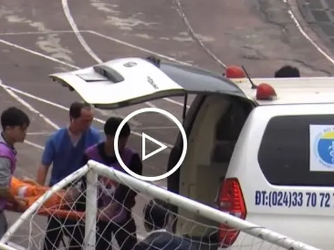 Cầu thủ co giật trên sân, đi cấp cứu giữa trận đấu