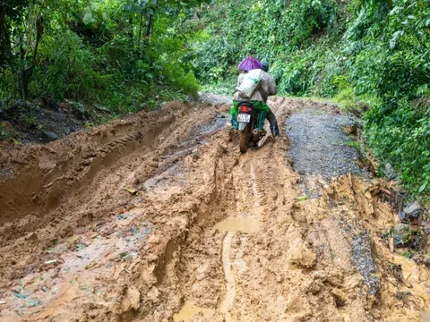 Điện gió cam kết làm đường rồi tháo chạy, dân khốn khổ vượt bùn lầy