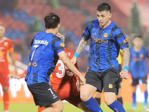 Trần Gia Bảo mắc lỗi khiến Hoàng Anh Gia Lai bại trận