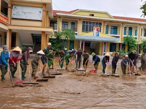 Bộ đội, công an lội bùn dọn dẹp trường học sau lũ