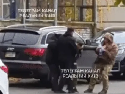 ‘Xe buýt hóa’ lan tới trường học: Giáo viên bị bắt giữa giờ – Ukraine khủng hoảng quân số