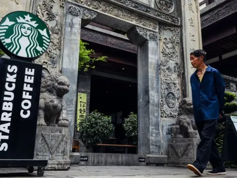 Từng cứ 15 giờ lại mở thêm một cửa hàng mới, vì sao Starbucks giờ đây phải bán một phần hoạt động kinh doanh tại Trung Quốc?
