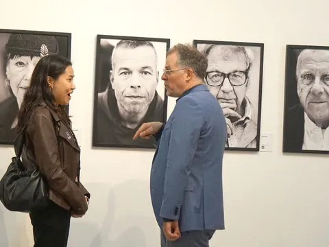 Trong những bức ảnh, bạn đang nhìn hay được nhìn?