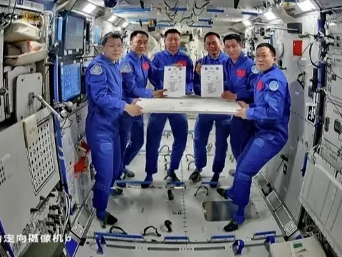 Sự cố bất thường khiến tàu vũ trụ Trung Quốc chưa trở về Trái đất