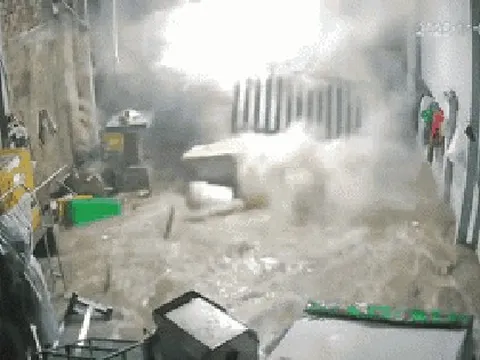 Clip sóng biển tràn vào nhà dân do ảnh hưởng của bão số 13: khoảnh khắc khiến tất cả kinh sợ