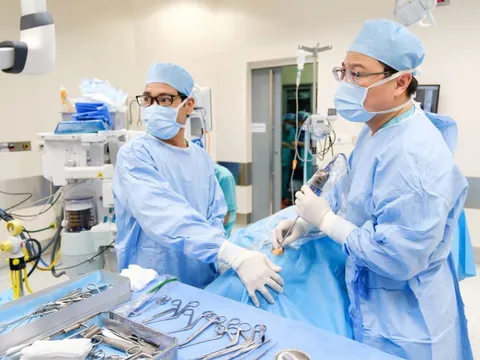 Bé gái Trung Quốc suýt mù, được bác sĩ Việt cứu ngoạn mục, mẹ bé xúc động: “Tôi vô cùng biết ơn!”