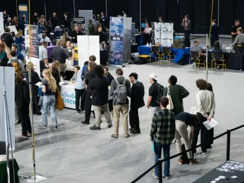 Chưa từng có trong 22 năm, thị trường lao động Mỹ gặp tình trạng báo động: Dự đoán khả năng Fed cắt giảm lãi suất tăng lên 68%