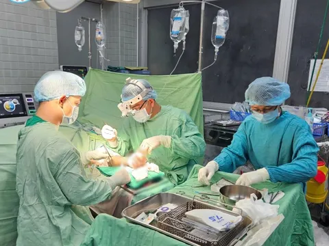 Bị chém đứt lìa hai bàn tay sau cuộc ẩu đả với hàng xóm, người đàn ông 40 tuổi nguy kịch được cấp cứu khẩn