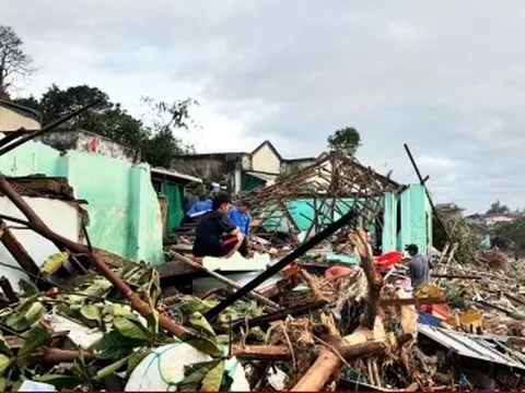 Sáng nay, Quy Nhơn thức dậy trong hoang tàn