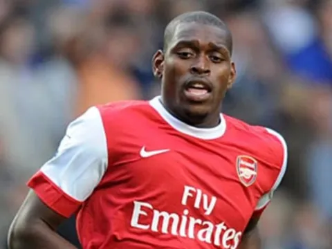 Cựu thần đồng Arsenal và hành trình quanh co từ Premier League, nhà tù đến giải hạng 6 Anh