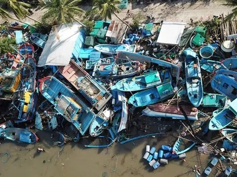 Đắk Lắk: Hàng trăm tàu cá chồng chất lên nhau sau bão số 13, ngư dân bật khóc