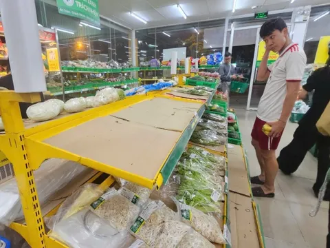 TP.HCM: Rau, trứng nhiều nơi hết sớm, siêu thị khẳng định đủ hàng, khuyến mãi nhiều