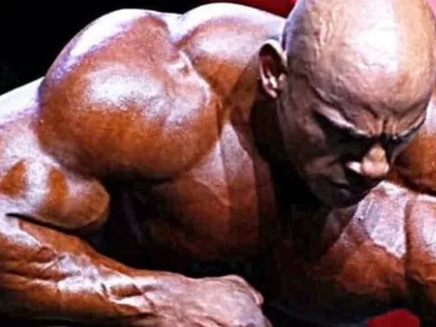 Quái vật thể hình nặng 155 kg, nhìn khối cơ bắp dày đặc, lưng dày như tường thành khiến tất cả sững sờ