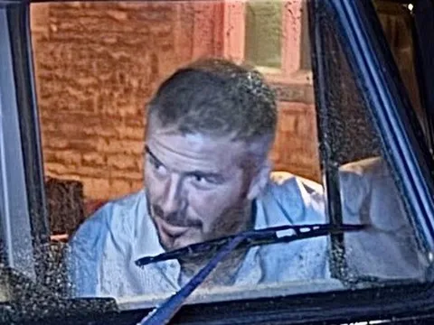 Beckham bị paparazzi bắt gặp ở quán pub