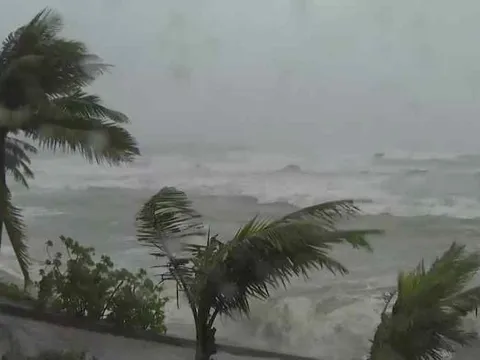 Bão Phượng Hoàng chính thức mạnh lên cấp siêu bão