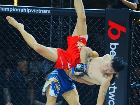 Võ sĩ Trung Quốc quật ngã, khóa cổ khiến cựu 'Thần võ' Việt Nam phải xin thua