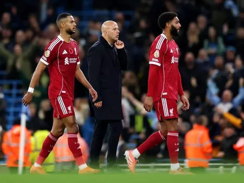 CĐV Man City chế giễu HLV Arne Slot sau thất bại của Liverpool