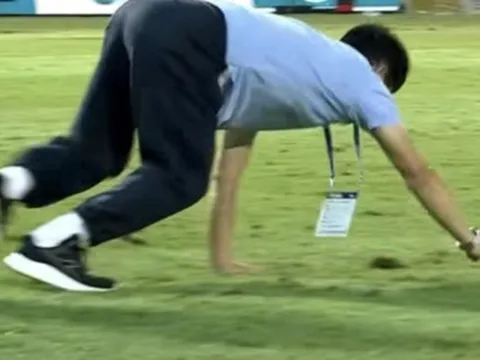 Độc lạ HLV Hoàng Anh Gia Lai bò trên sân ăn mừng cầu thủ ghi bàn ở V.League