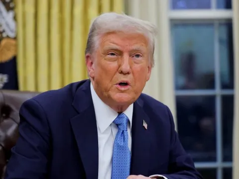 Tổng thống Donald Trump hứa phát 2.000 USD cho mỗi người Mỹ từ nguồn thu thuế quan