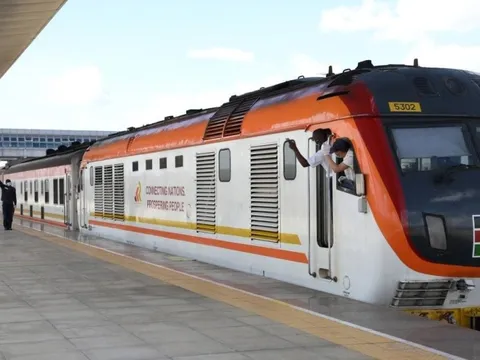 Vay Trung Quốc hơn 5 tỷ USD xây đường sắt dài 480 km, nền kinh tế nghèo bị IMF xếp vào nhóm "rủi ro nợ cao", mỗi năm phải trả nợ Bắc Kinh hơn 1 tỷ USD