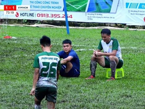 Mang ghế nhựa vào ngồi giữa sân, cầu thủ Việt Nam nhận án phạt nghiêm khắc