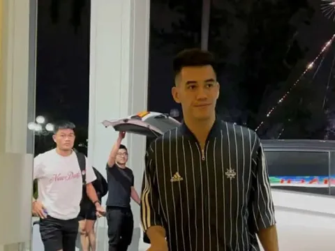 Đội tuyển Việt Nam hội quân trở lại vào tối muộn