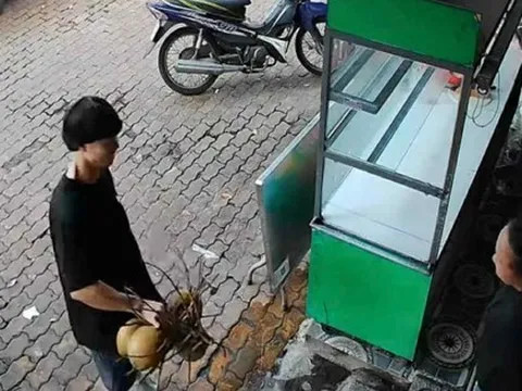 Công Phượng viral khắp cõi mạng theo cách không thể hài hước hơn: Đi ăn sáng tặng luôn chủ quán buồng dừa