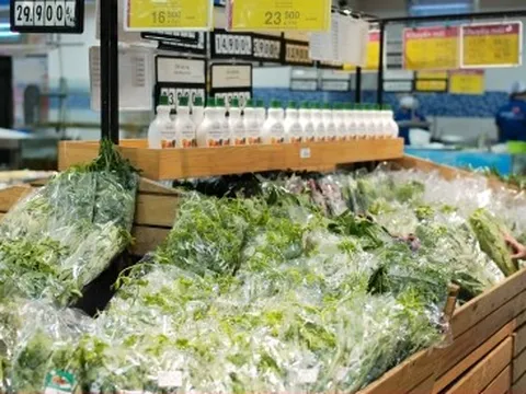 Hàng thiết yếu đua nhau tăng giá, người dân cắn răng chi tiêu