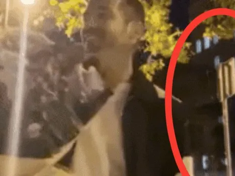 Cặp đôi đang ôm hôn tình tứ thì Messi đi ngang qua, biểu cảm ngẩn ngơ của chàng trai khiến netizen cười ngất