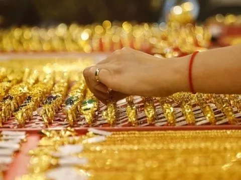 Người phụ nữ ra tiệm mua hơn 3 cây vàng, chủ cửa hàng từ chối bán rồi lập tức báo công an